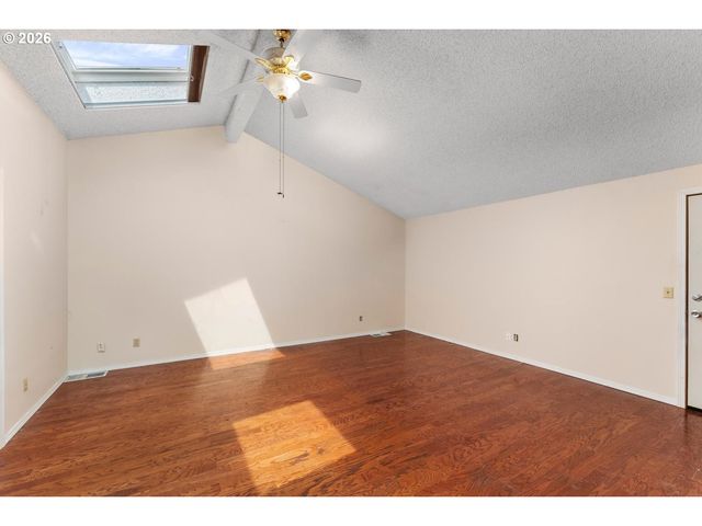 11064 Se MARKET St, Portland, OR 97216