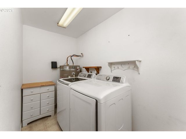 11064 Se MARKET St, Portland, OR 97216