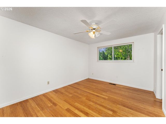 11064 Se MARKET St, Portland, OR 97216