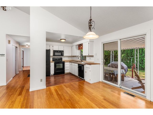 11064 Se MARKET St, Portland, OR 97216