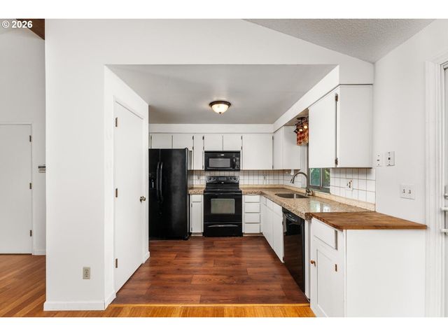 11064 Se MARKET St, Portland, OR 97216