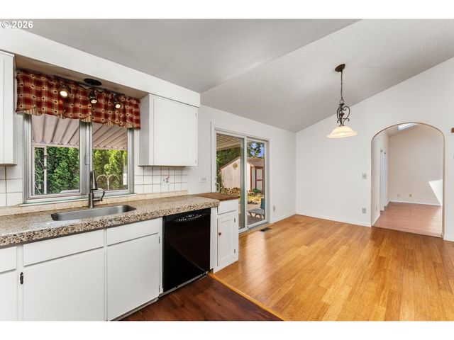 11064 Se MARKET St, Portland, OR 97216