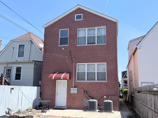 4024 S Artesian Avenue, Chicago, IL 60632