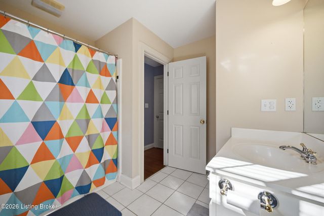 1502 Cowdrey Park Ln, Louisville, KY 40245