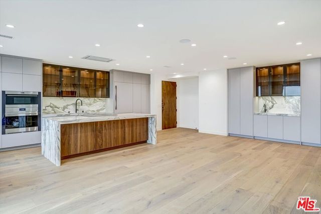 100 S Doheny Drive 813, Los Angeles, CA 90048