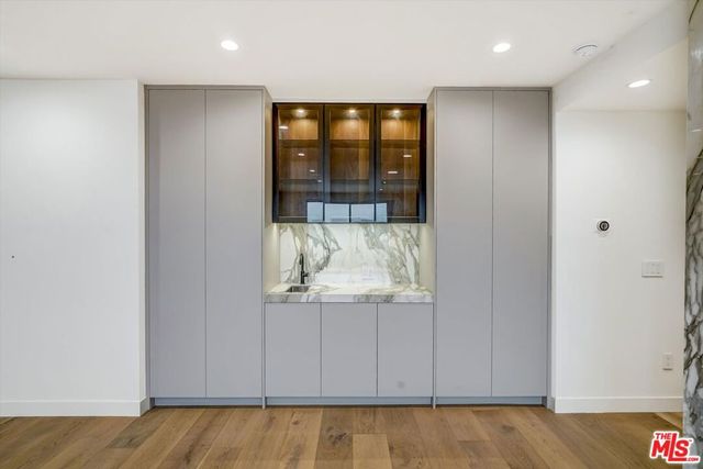 100 S Doheny Drive 813, Los Angeles, CA 90048