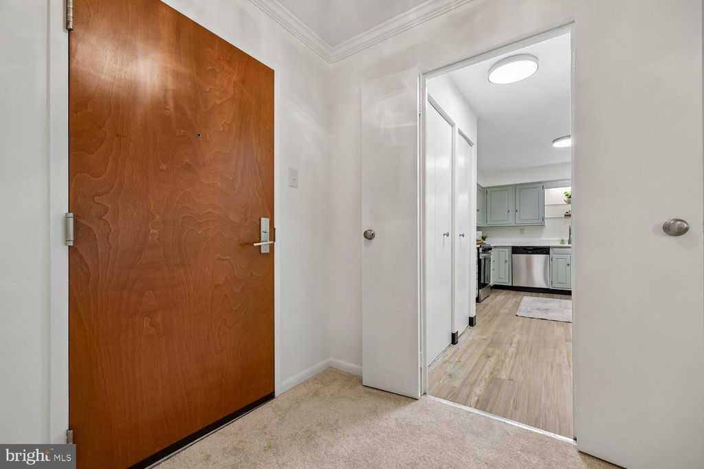 Image 2 of property listing at 4970 SENTINEL DR #11-405, Bethesda, MD 20816