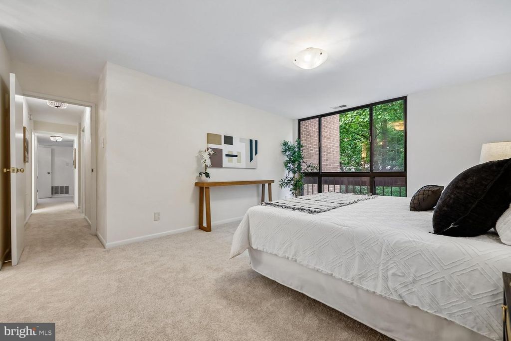 Image 25 of property listing at 4970 SENTINEL DR #11-405, Bethesda, MD 20816