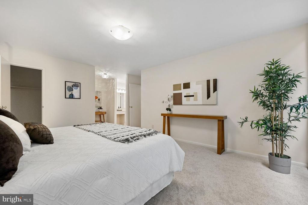 Image 26 of property listing at 4970 SENTINEL DR #11-405, Bethesda, MD 20816