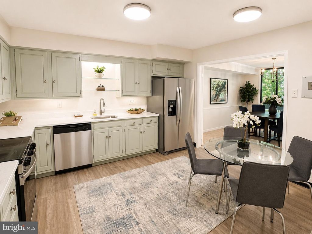 Image 3 of property listing at 4970 SENTINEL DR #11-405, Bethesda, MD 20816