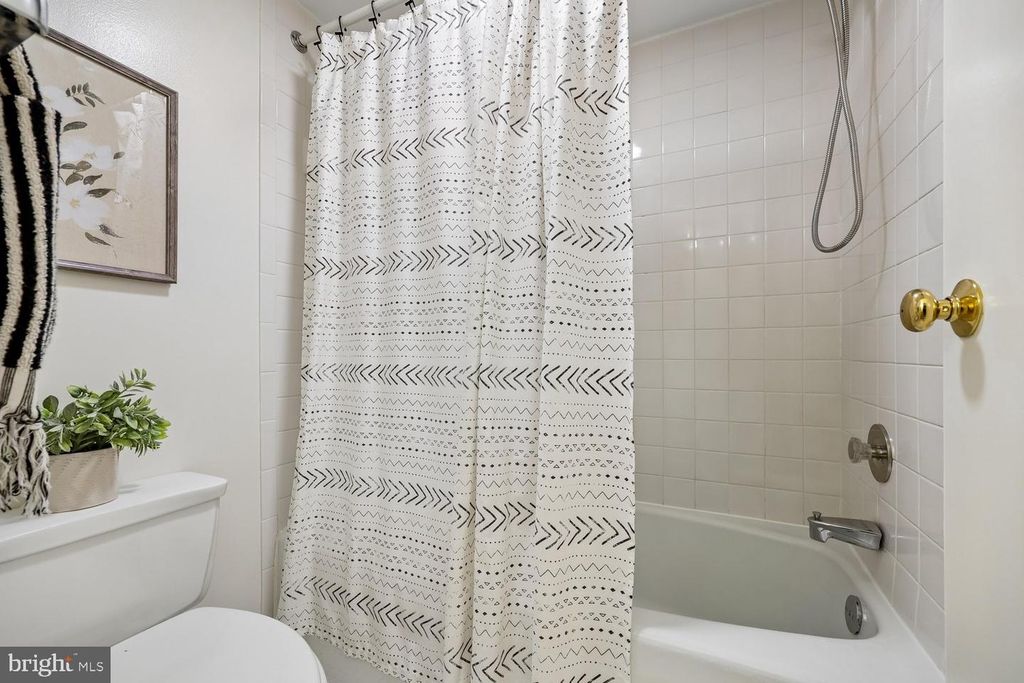 Image 30 of property listing at 4970 SENTINEL DR #11-405, Bethesda, MD 20816