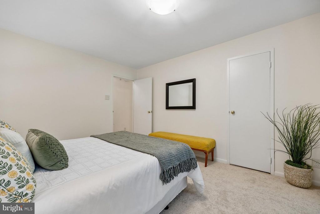 Image 35 of property listing at 4970 SENTINEL DR #11-405, Bethesda, MD 20816