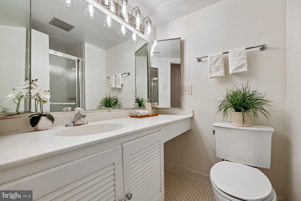 Image 38 of property listing at 4970 SENTINEL DR #11-405, Bethesda, MD 20816