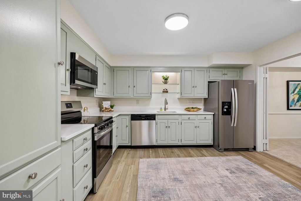 Image 4 of property listing at 4970 SENTINEL DR #11-405, Bethesda, MD 20816