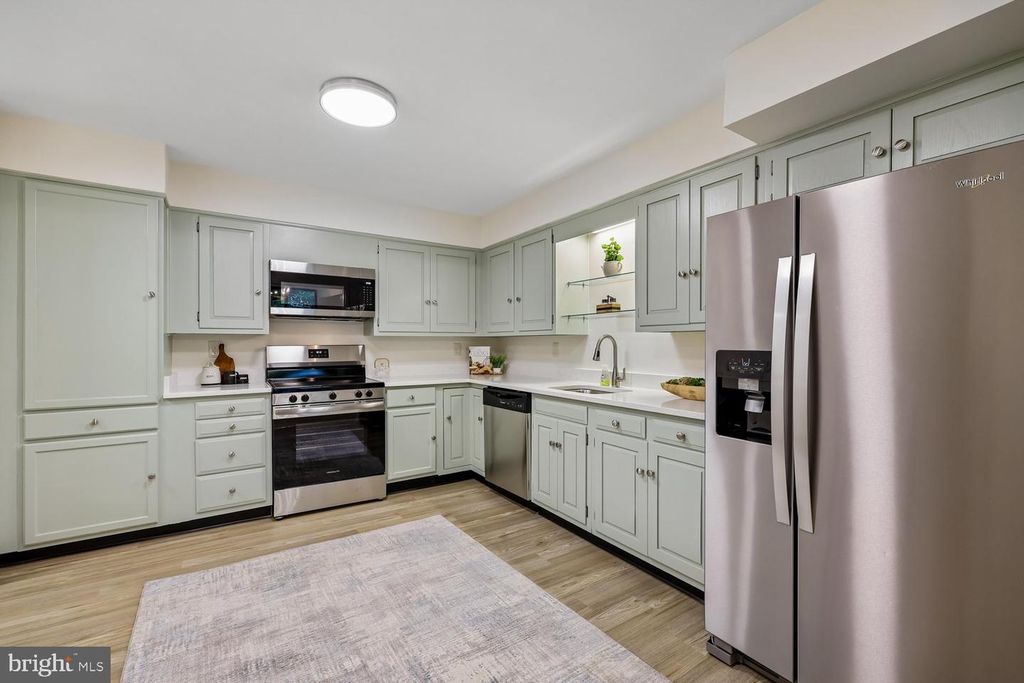 Image 5 of property listing at 4970 SENTINEL DR #11-405, Bethesda, MD 20816