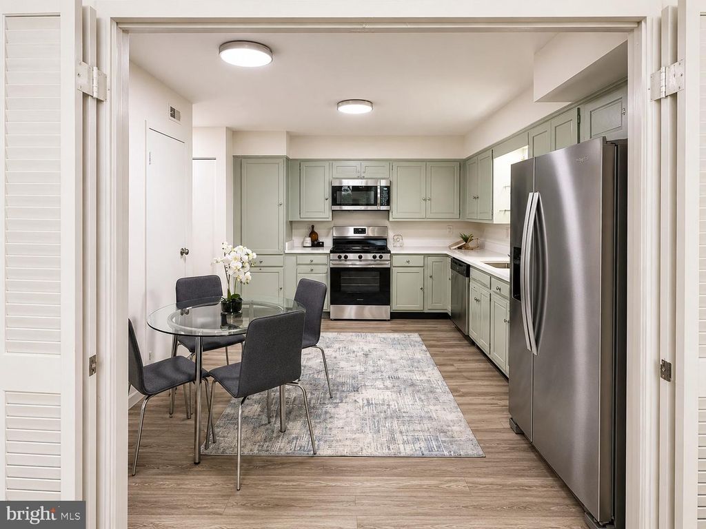 Image 8 of property listing at 4970 SENTINEL DR #11-405, Bethesda, MD 20816