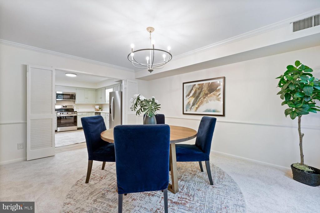 Image 9 of property listing at 4970 SENTINEL DR #11-405, Bethesda, MD 20816