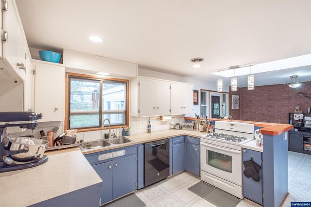 2420 Pine Ln SE, Albany, OR 97322