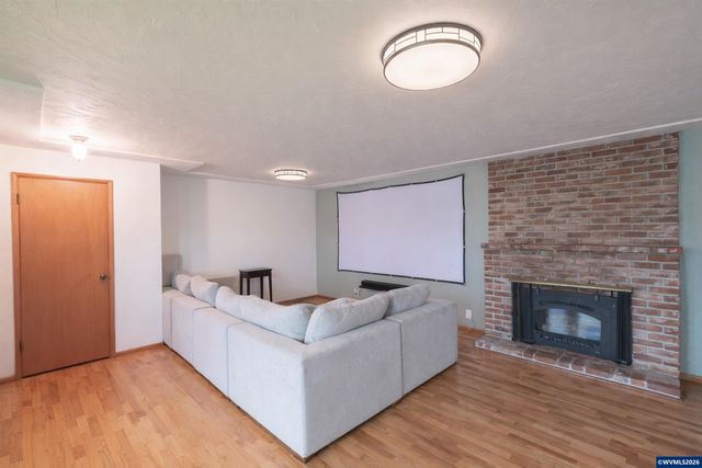 2420 Pine Ln SE, Albany, OR 97322