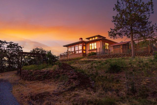 5297 Dark Hollow Road, Medford, OR 97501