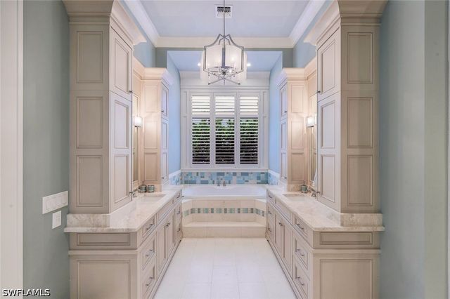 425 Harbour DR, Naples, FL 34103