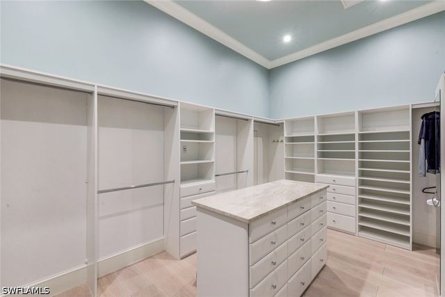 425 Harbour DR, Naples, FL 34103