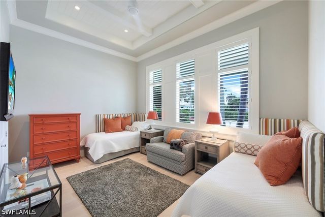 425 Harbour DR, Naples, FL 34103