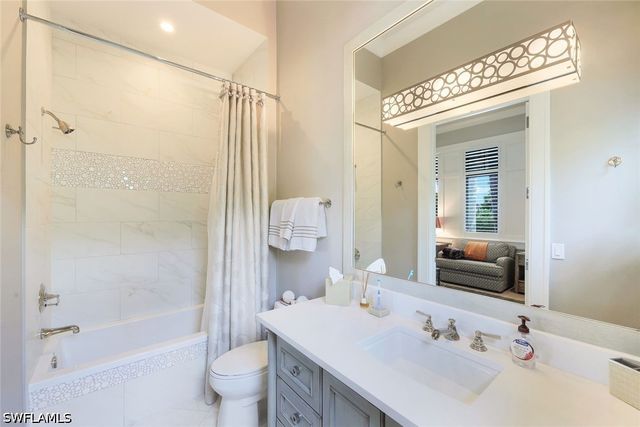425 Harbour DR, Naples, FL 34103