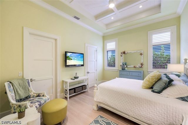 425 Harbour DR, Naples, FL 34103