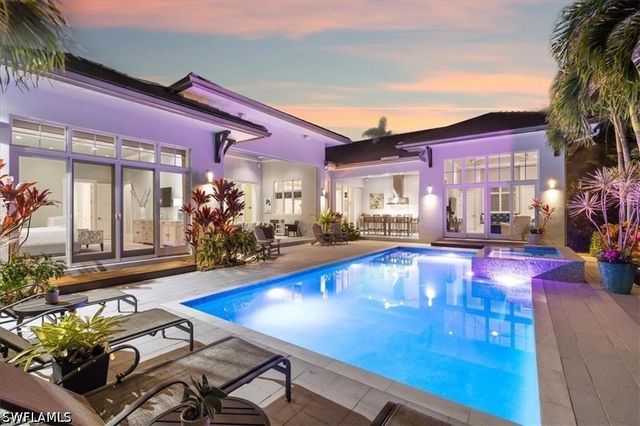 425 Harbour DR, Naples, FL 34103