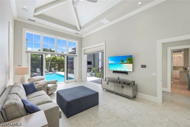 425 Harbour DR, Naples, FL 34103