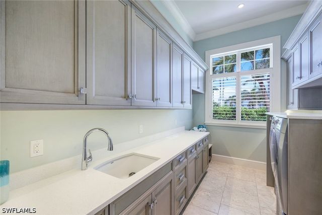 425 Harbour DR, Naples, FL 34103