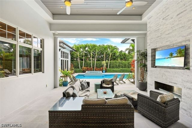 425 Harbour DR, Naples, FL 34103