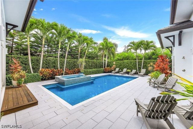 425 Harbour DR, Naples, FL 34103