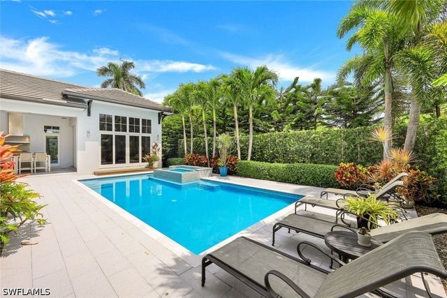 425 Harbour DR, Naples, FL 34103