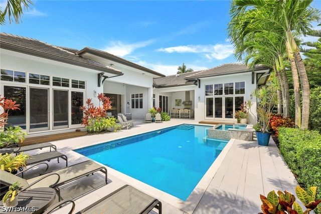 425 Harbour DR, Naples, FL 34103