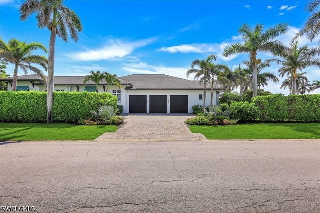 425 Harbour DR, Naples, FL 34103