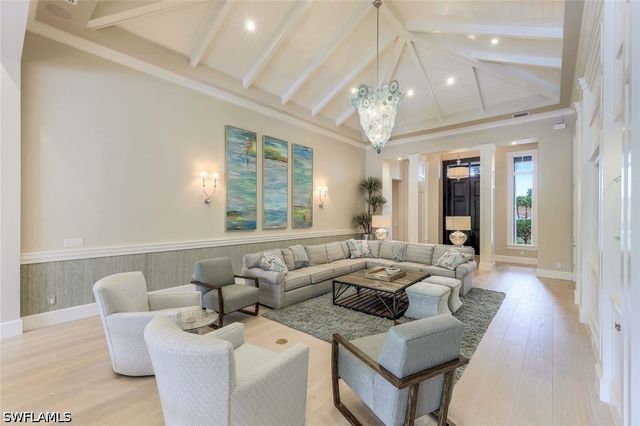 425 Harbour DR, Naples, FL 34103