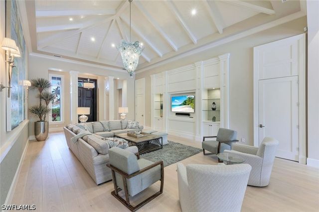 425 Harbour DR, Naples, FL 34103
