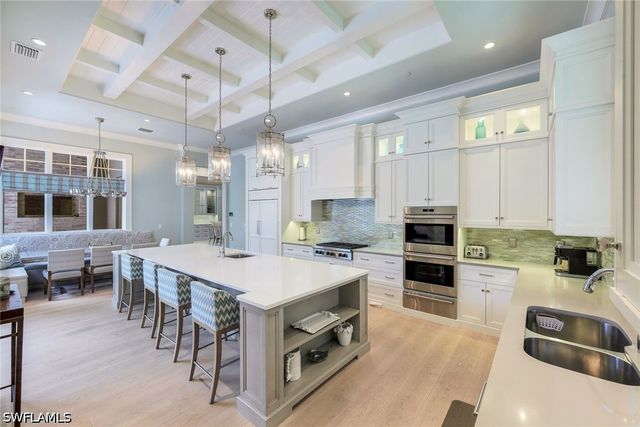 425 Harbour DR, Naples, FL 34103