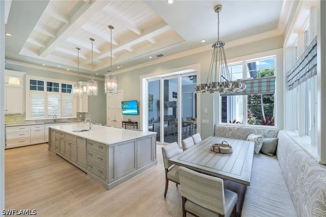 425 Harbour DR, Naples, FL 34103
