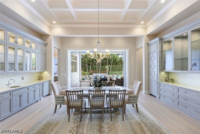 425 Harbour DR, Naples, FL 34103