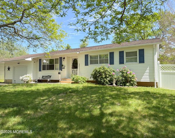 35 Drexel Drive, Jackson, NJ 08527