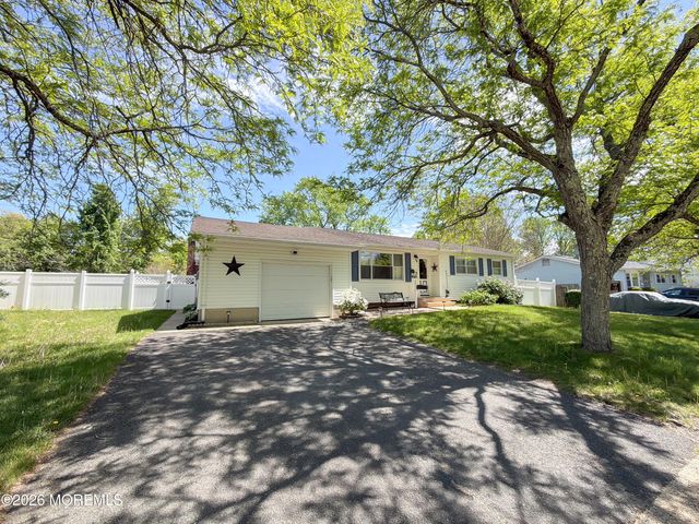 35 Drexel Drive, Jackson, NJ 08527