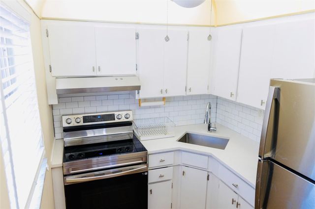 1900 NE 8th Court 201, Fort Lauderdale, FL 33304