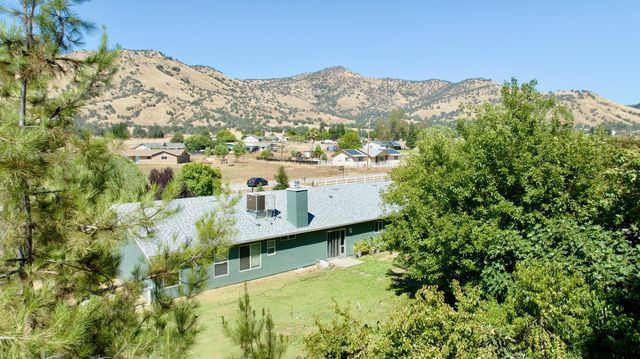 7557 Live Oak Drive, Sanger, CA 93657