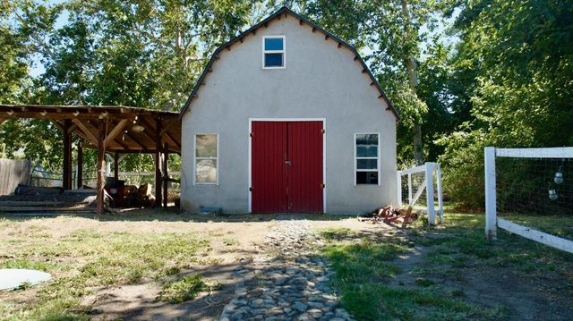 7557 Live Oak Drive, Sanger, CA 93657