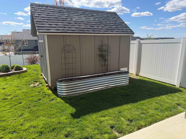 8607 N James Dr, Spokane, WA 99208
