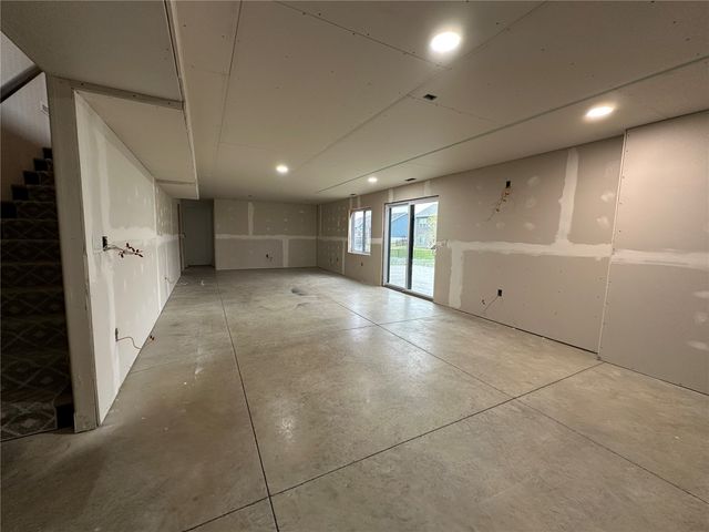 4595 Meadow Creek Dr, Palo, IA 52324