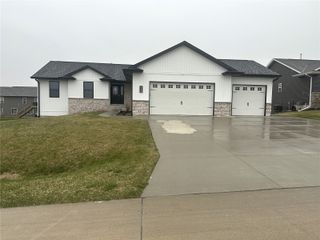 4595 Meadow Creek Dr, Palo, IA 52324